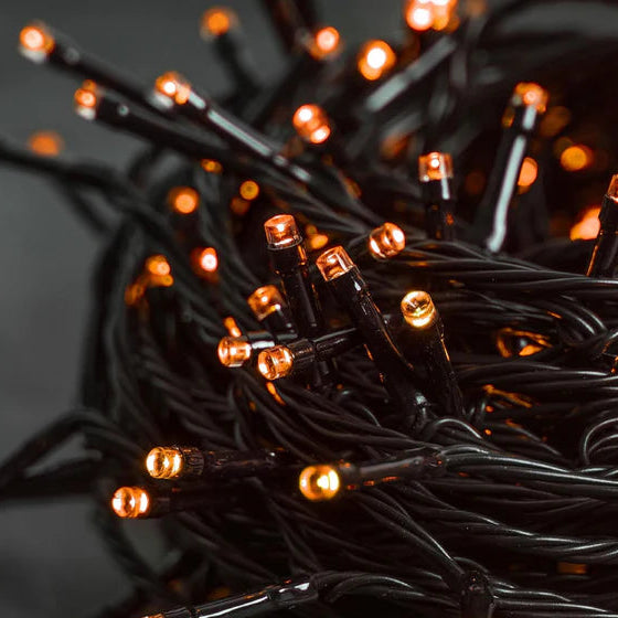 Instalatie tip perdea rosie